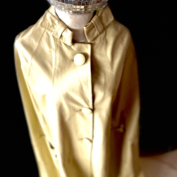 VINTAGE CREAM LEATHER CAPE - Picture 7 of 13